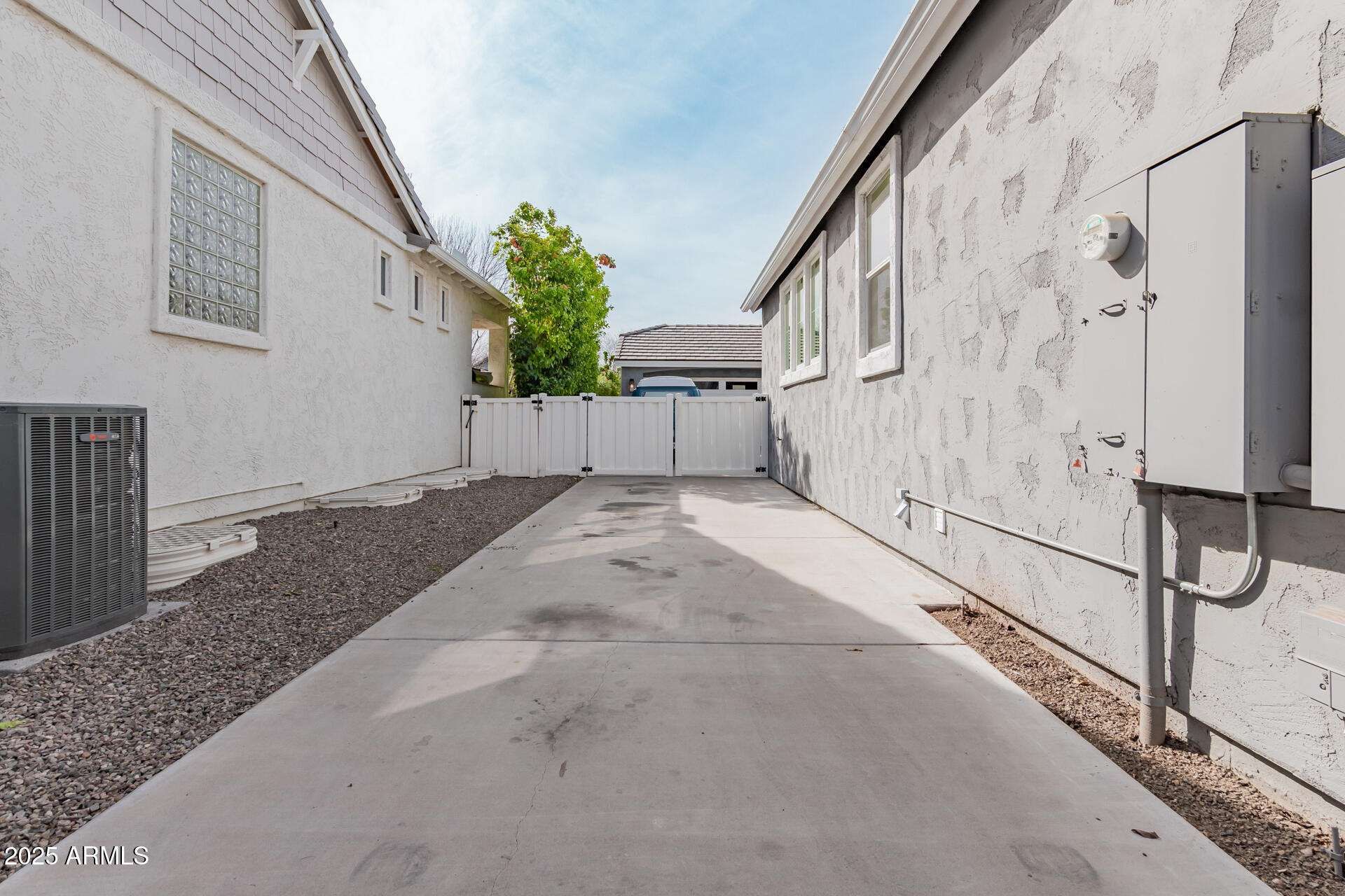 2701 E HOBART Street