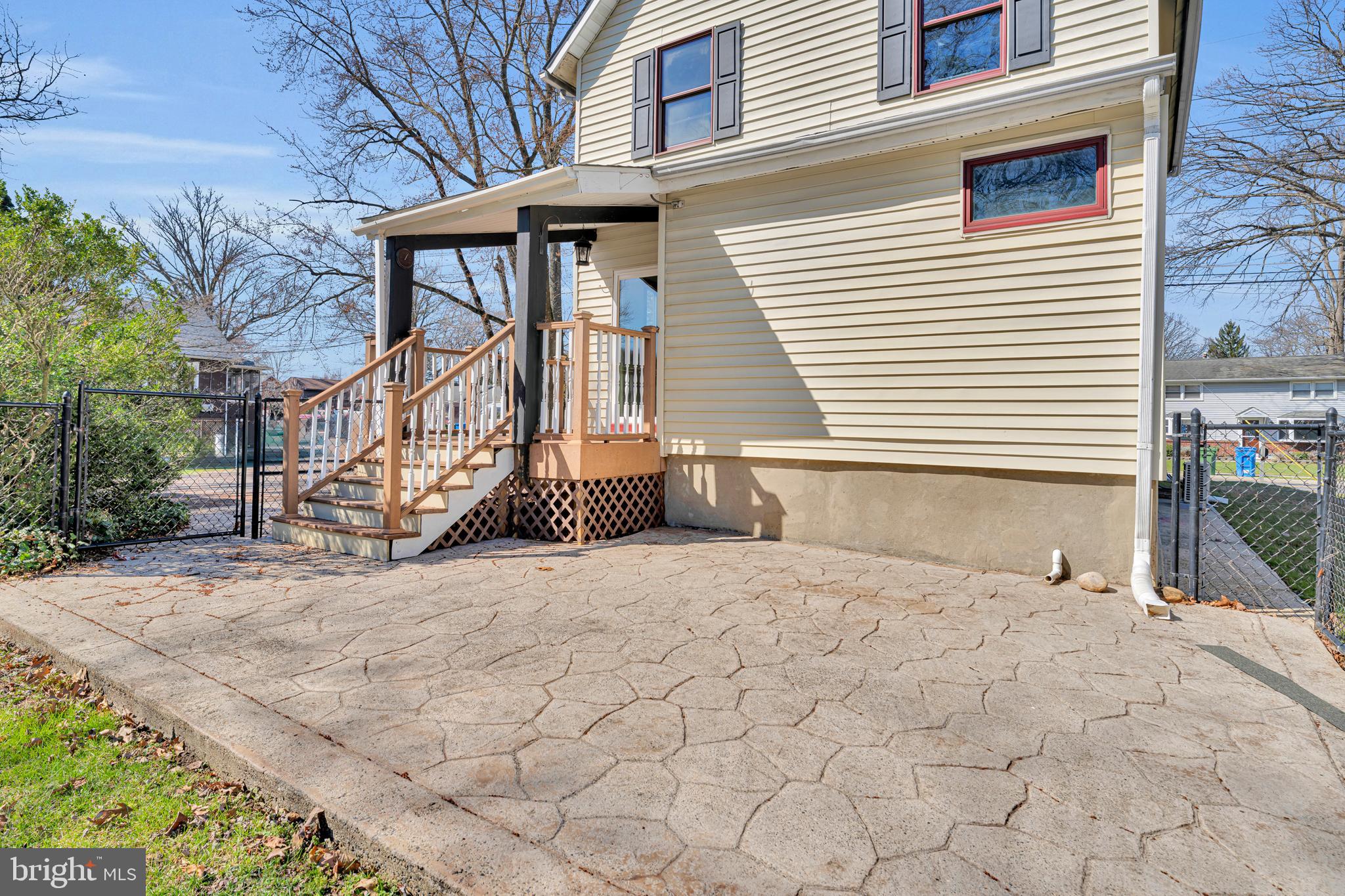 10 COLES AVENUE
