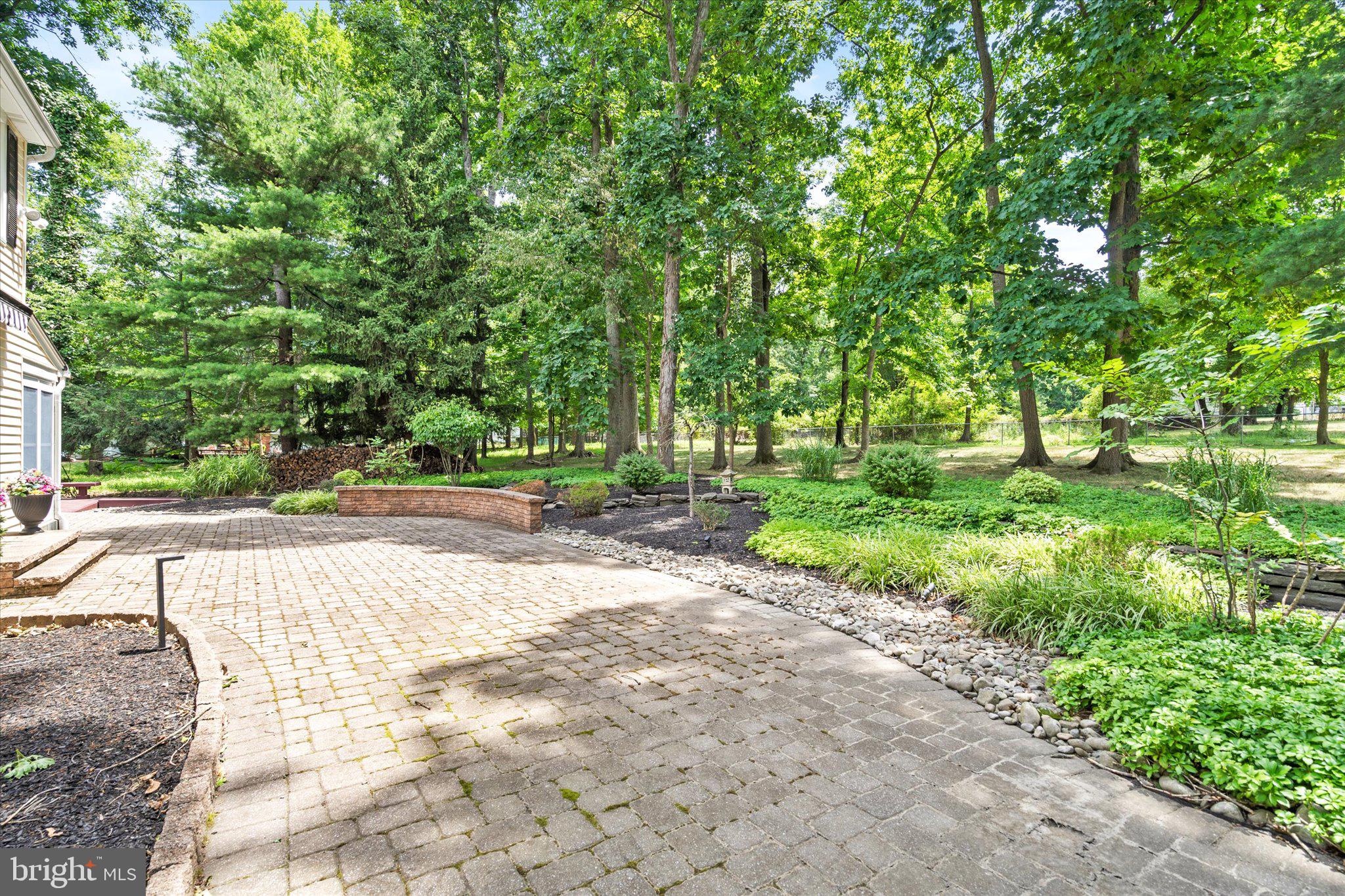 17 Forest Ln