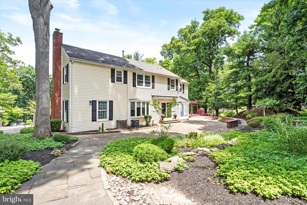 17 Forest Ln