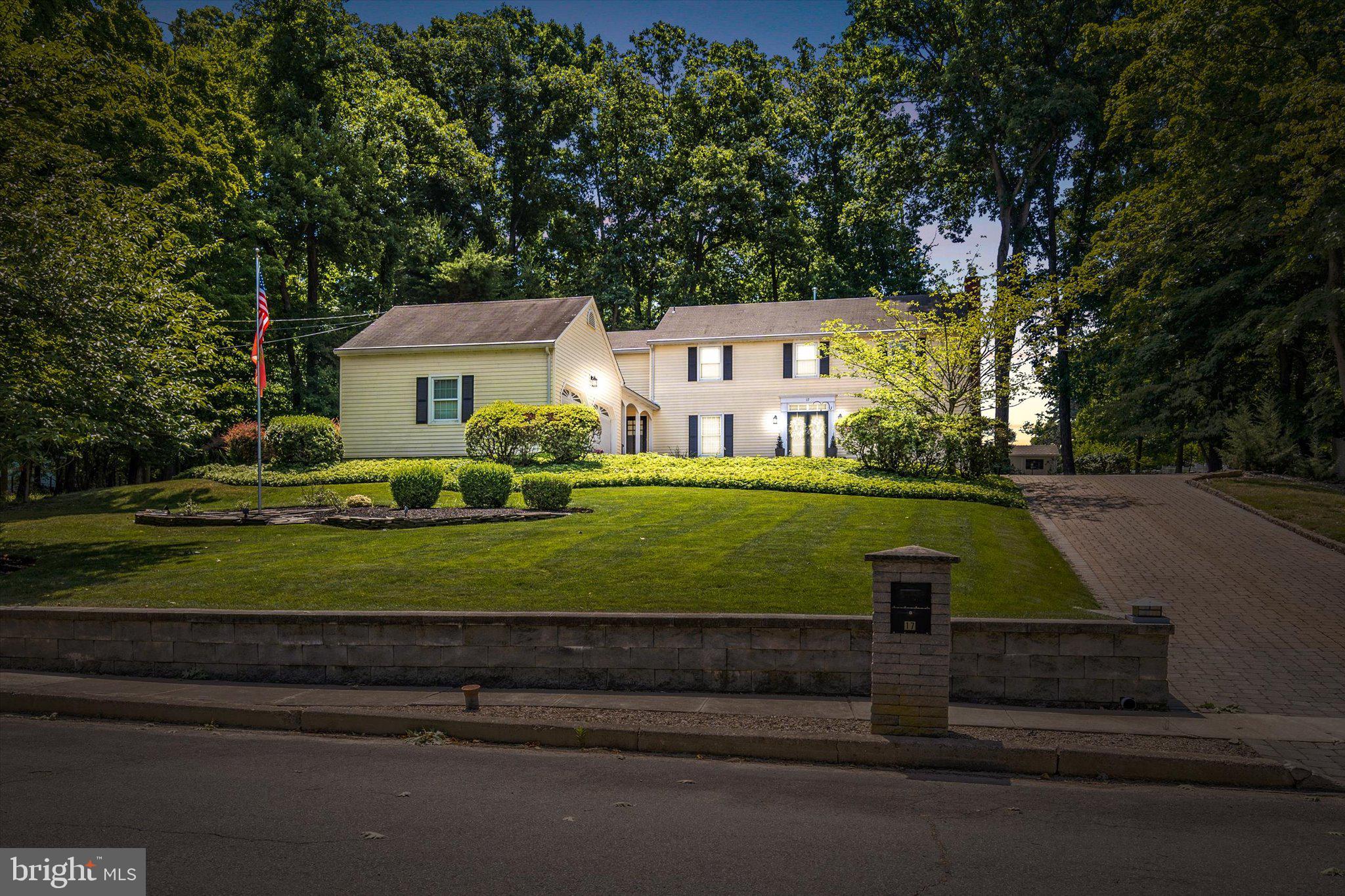 17 Forest Ln