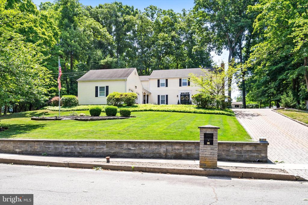 17 Forest Ln