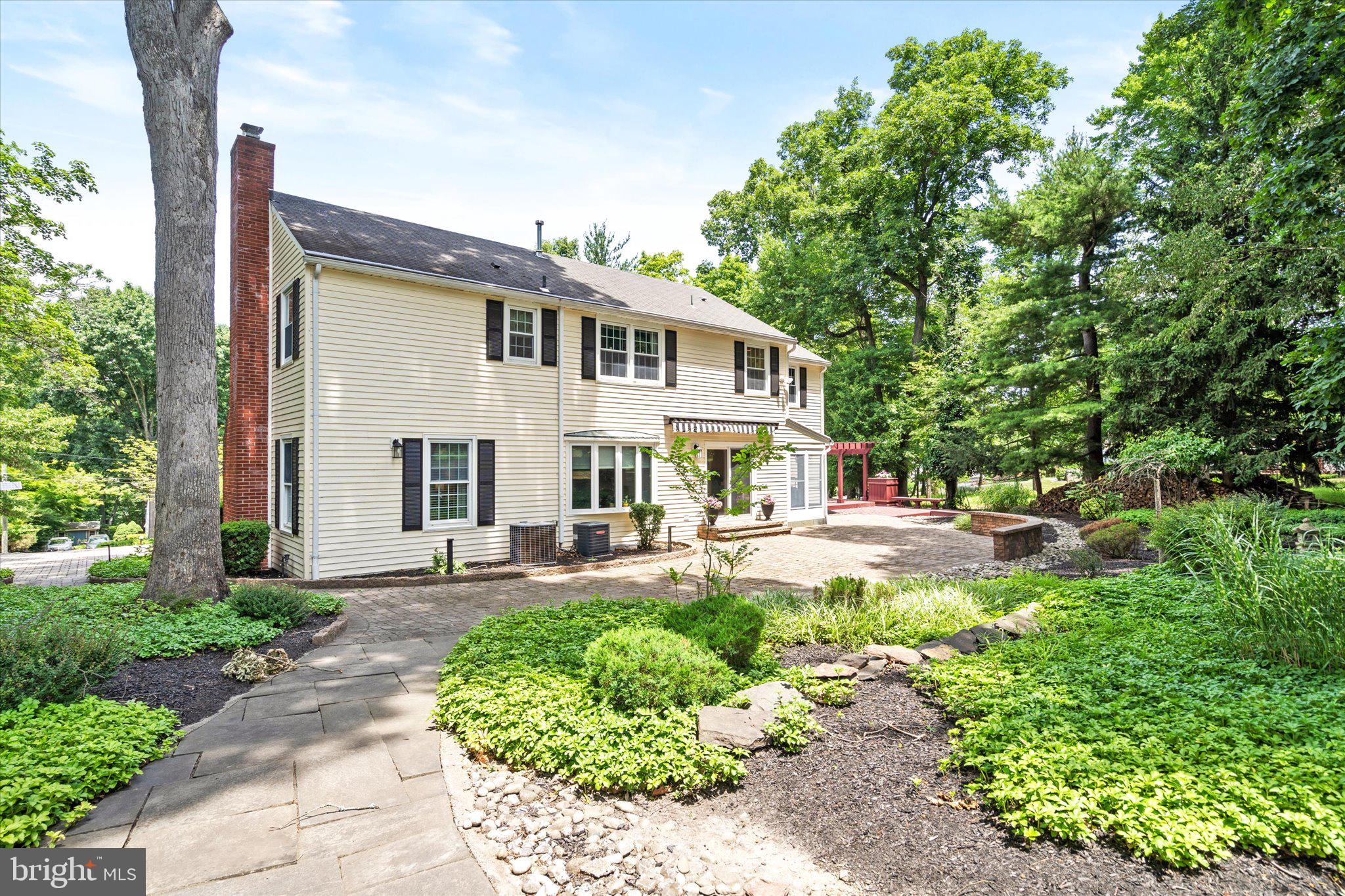 17 Forest Ln