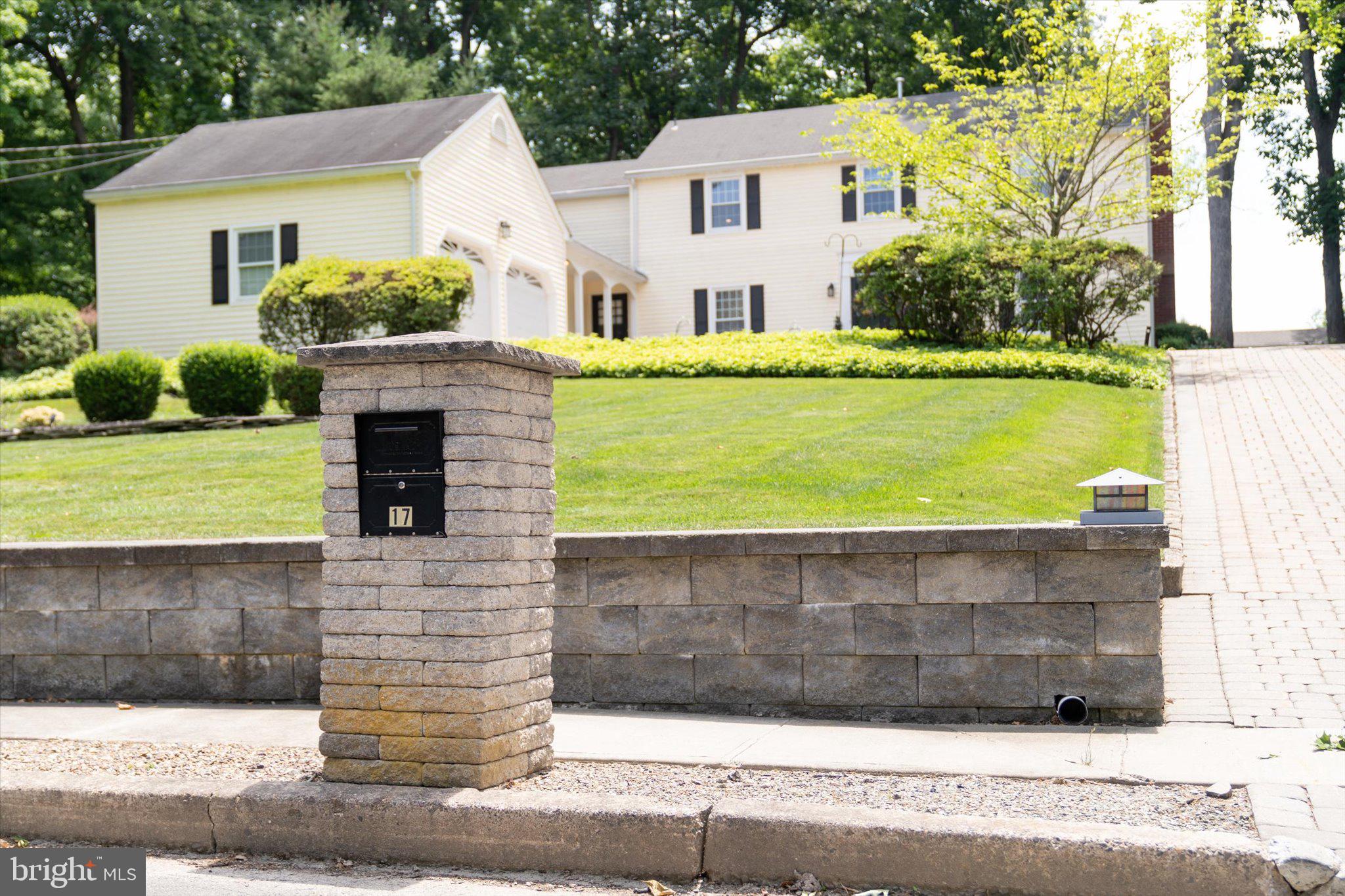 17 Forest Ln