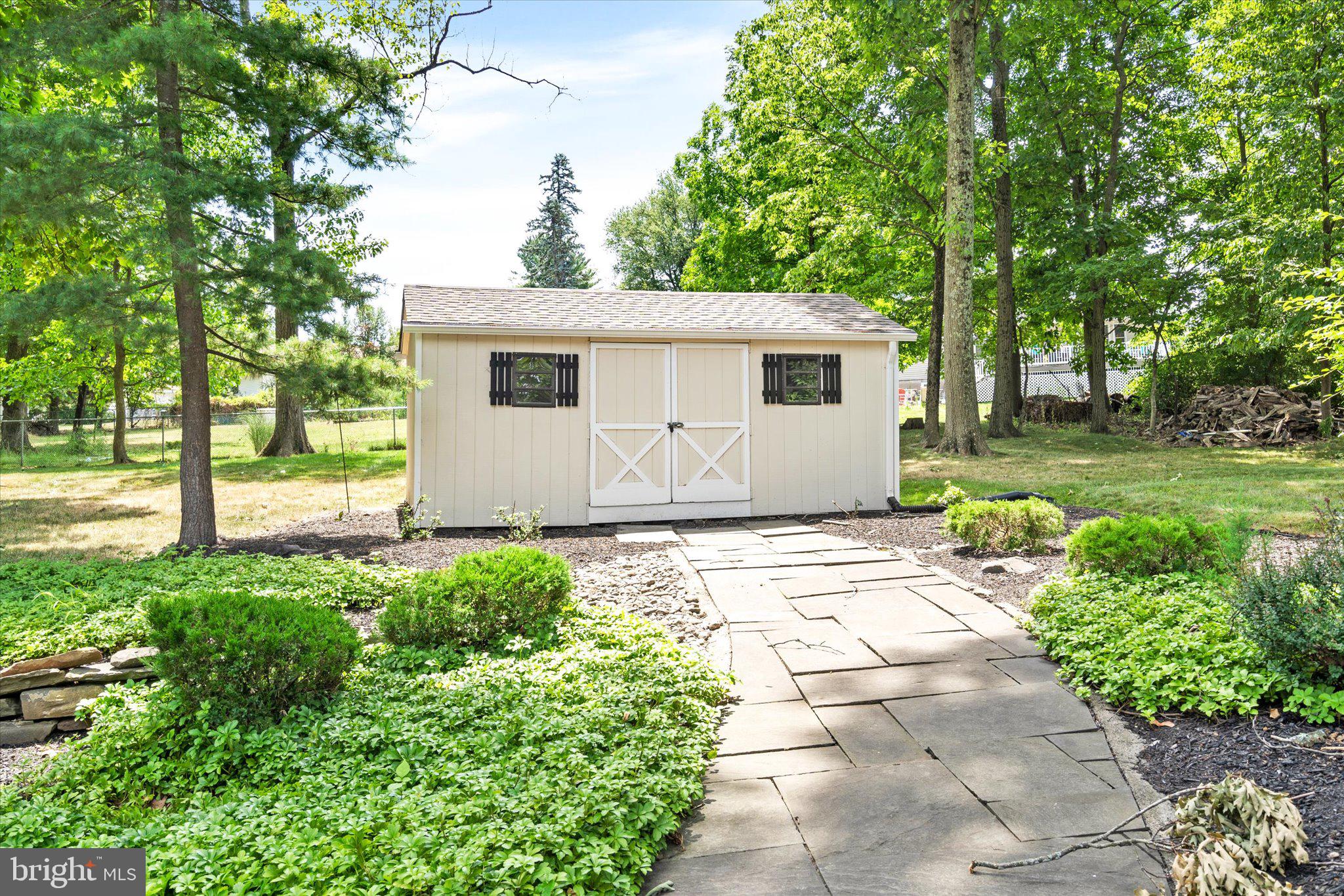17 Forest Ln