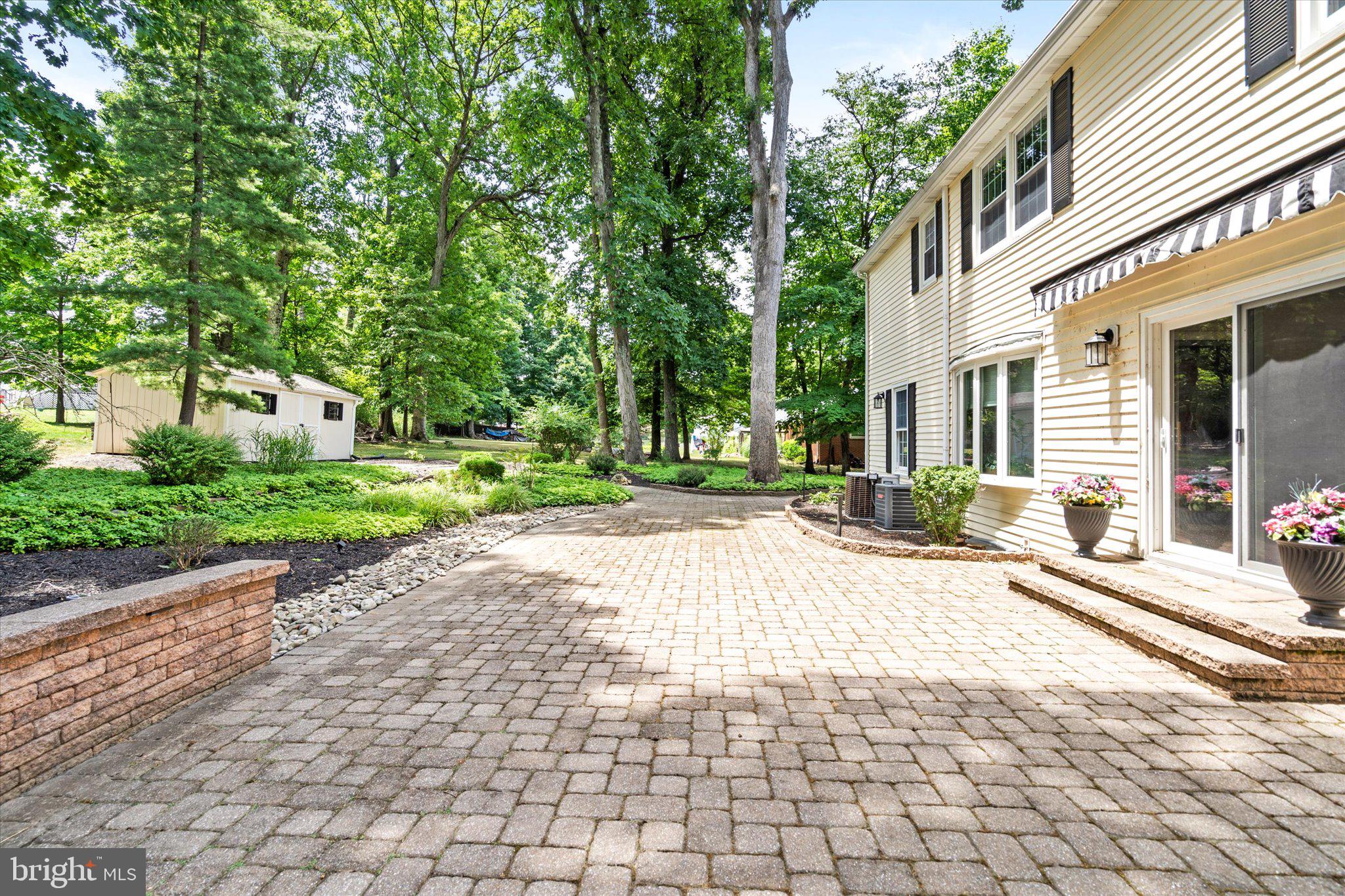 17 Forest Ln