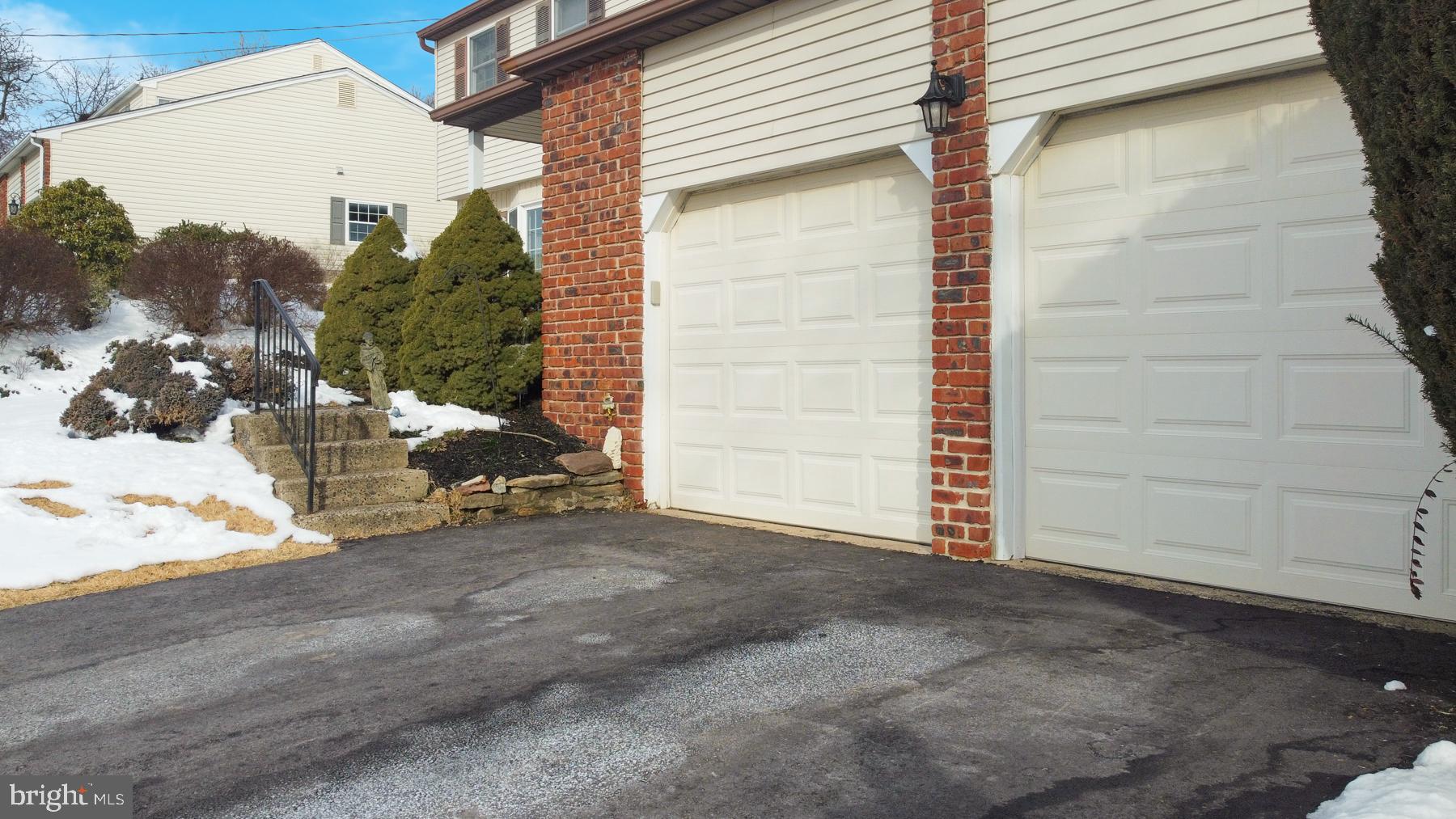 2901 Village Green Ln