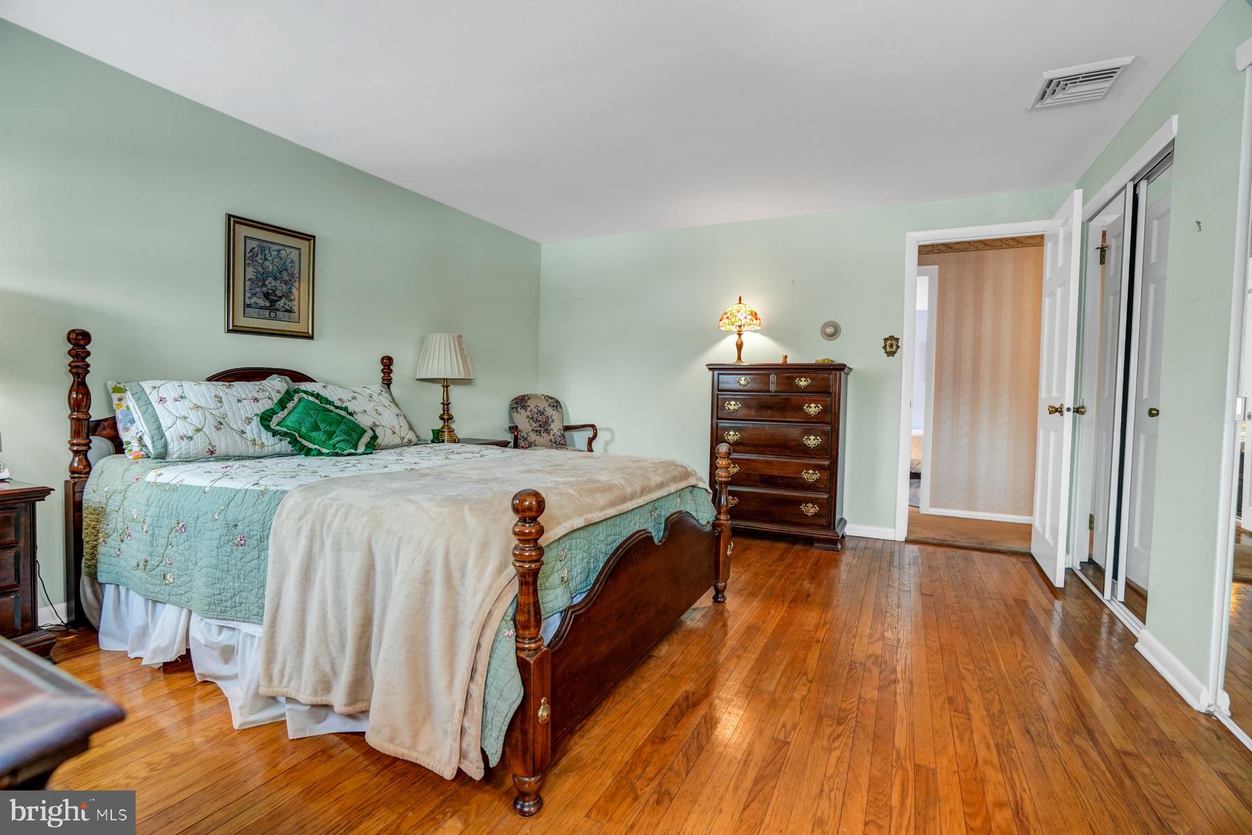 2901 Village Green Ln