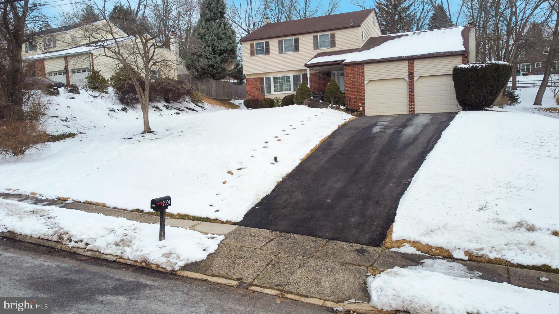 2901 Village Green Ln