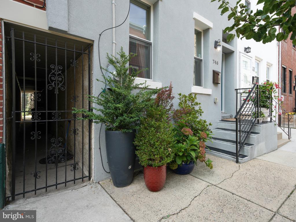 746 N UBER STREET
