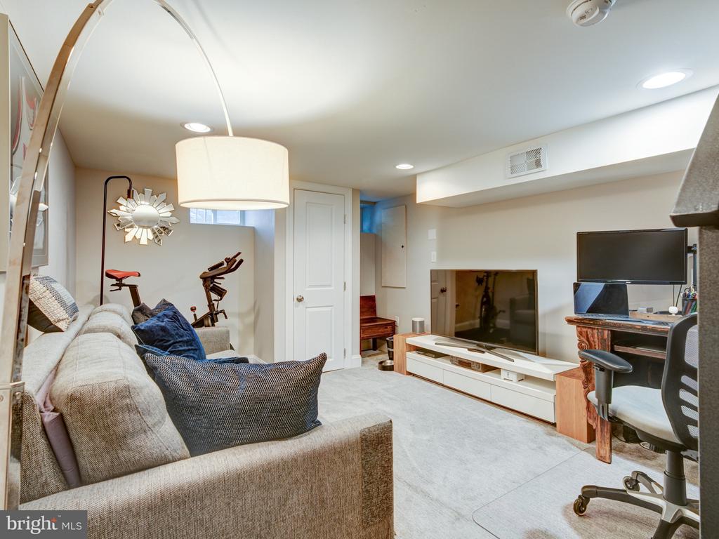 746 N UBER STREET