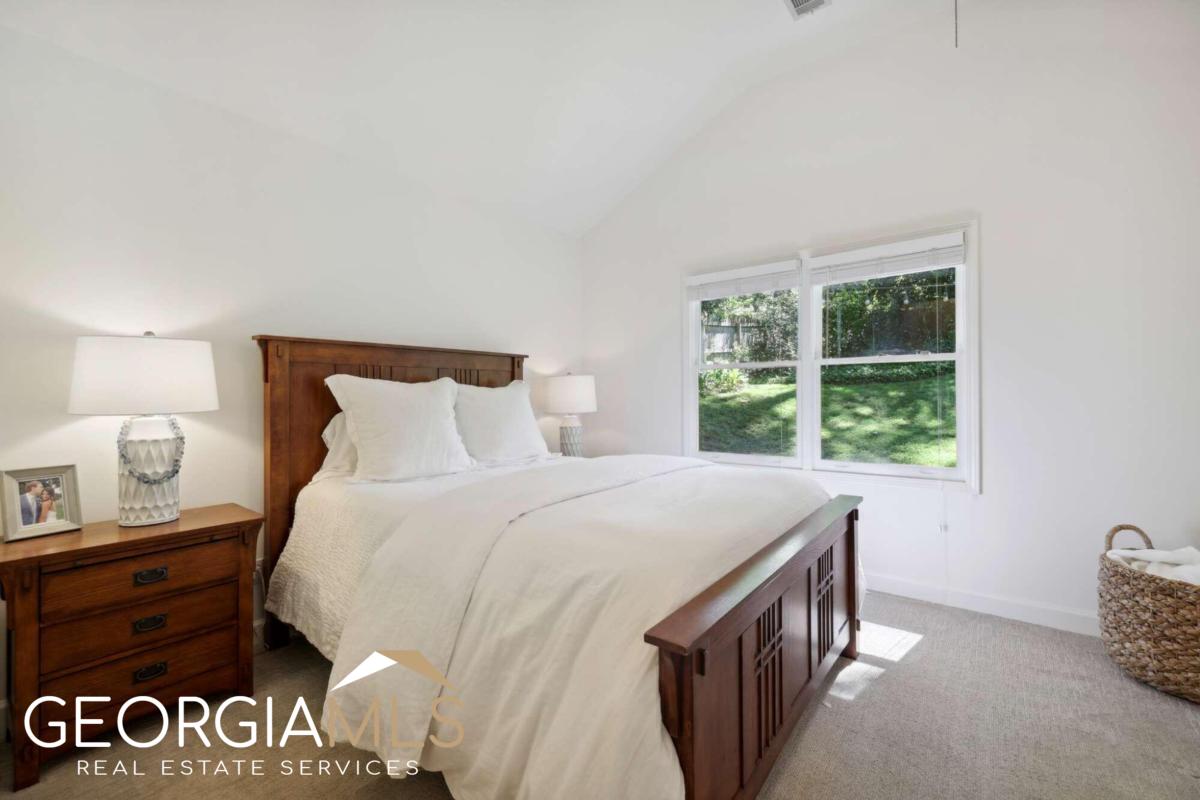 2805 Georgian Drive E