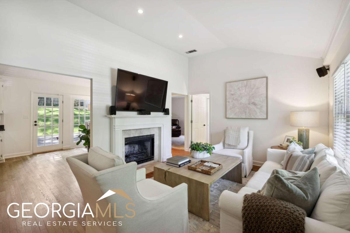 2805 Georgian Drive E