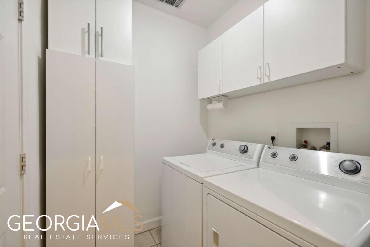 2805 Georgian Drive E