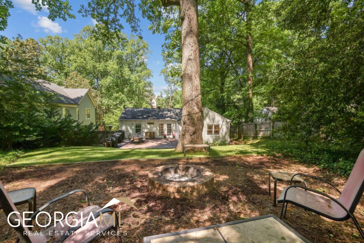 2805 Georgian Drive E