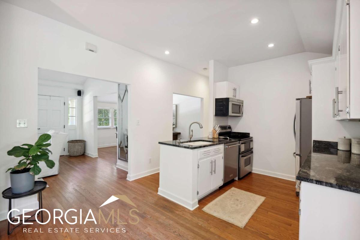 2805 Georgian Drive E