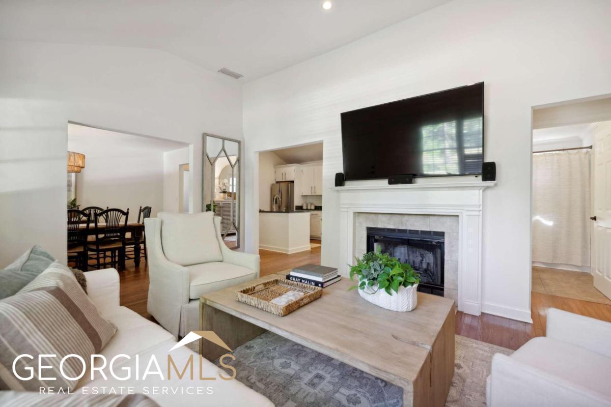 2805 Georgian Drive E