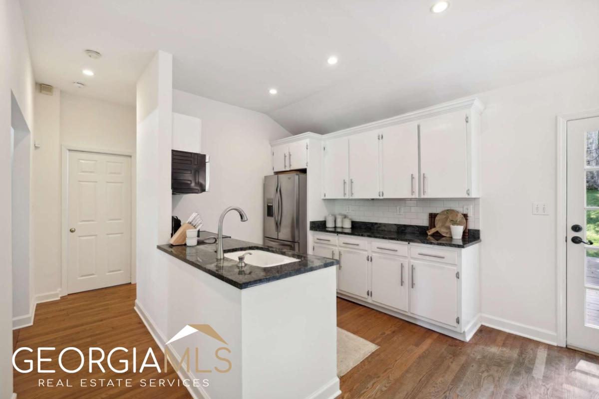 2805 Georgian Drive E