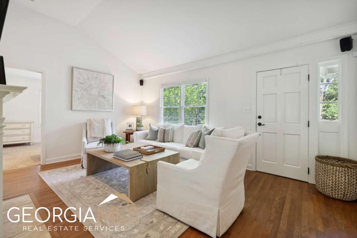 2805 Georgian Drive E