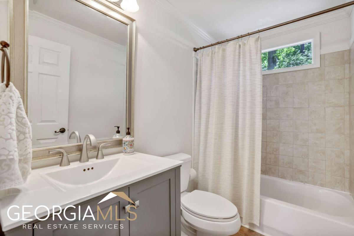 2805 Georgian Drive E