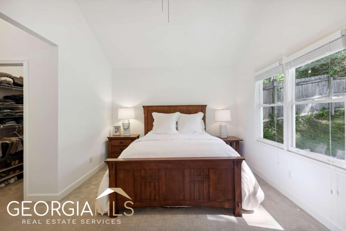 2805 Georgian Drive E