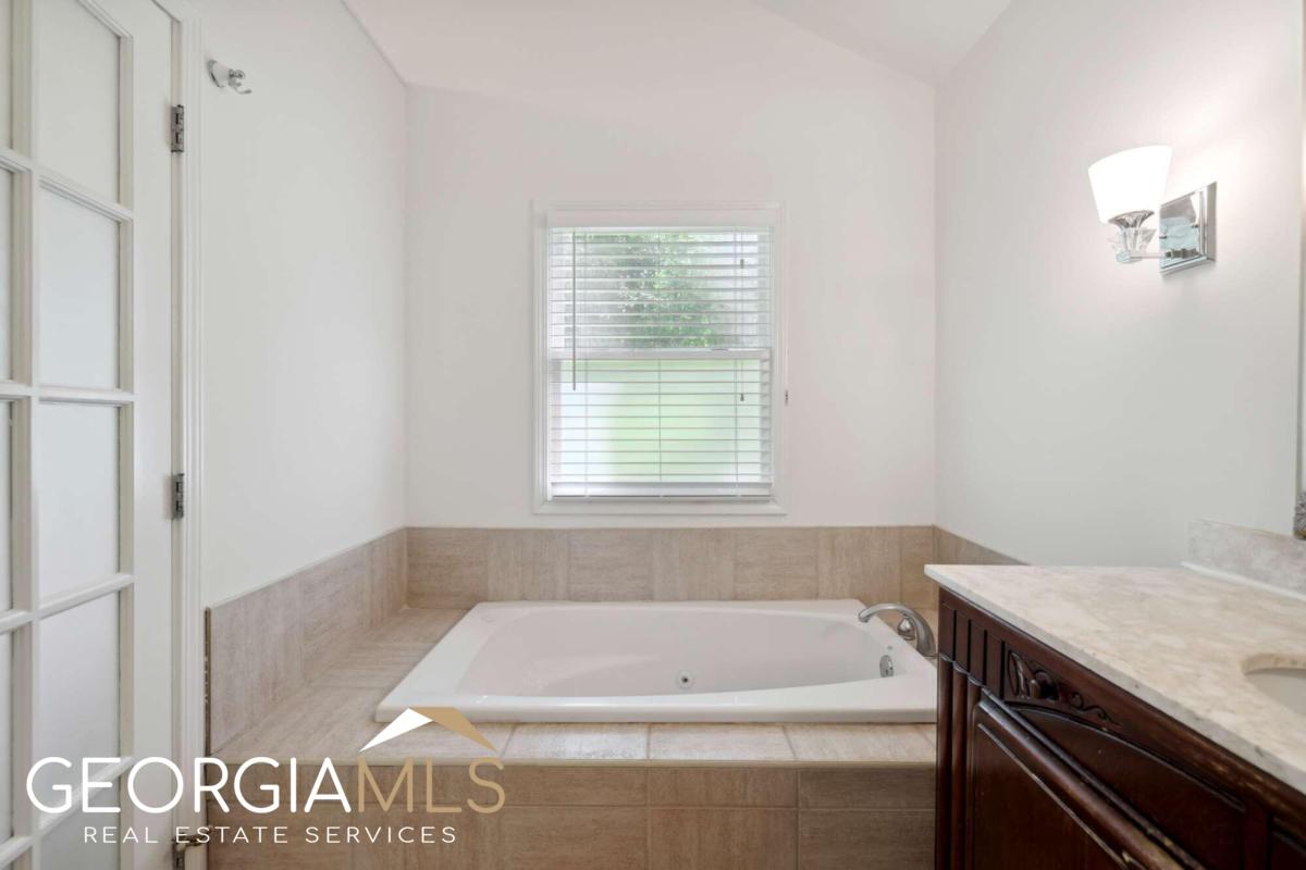 2805 Georgian Drive E