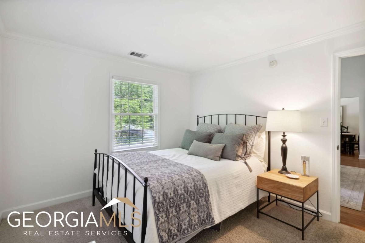 2805 Georgian Drive E