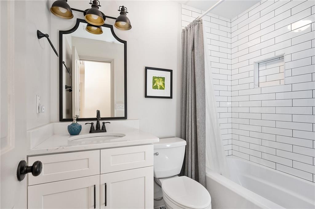 6000 Hampton Bluff Way