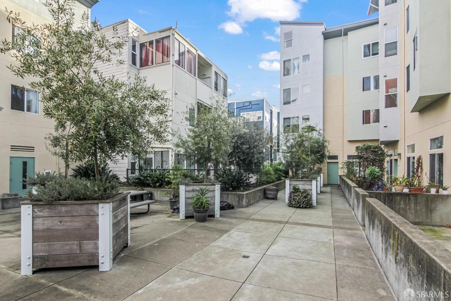 135 Valencia Street # A208