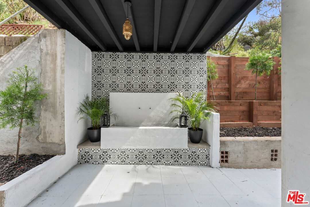 1800 E Benedict Canyon Dr