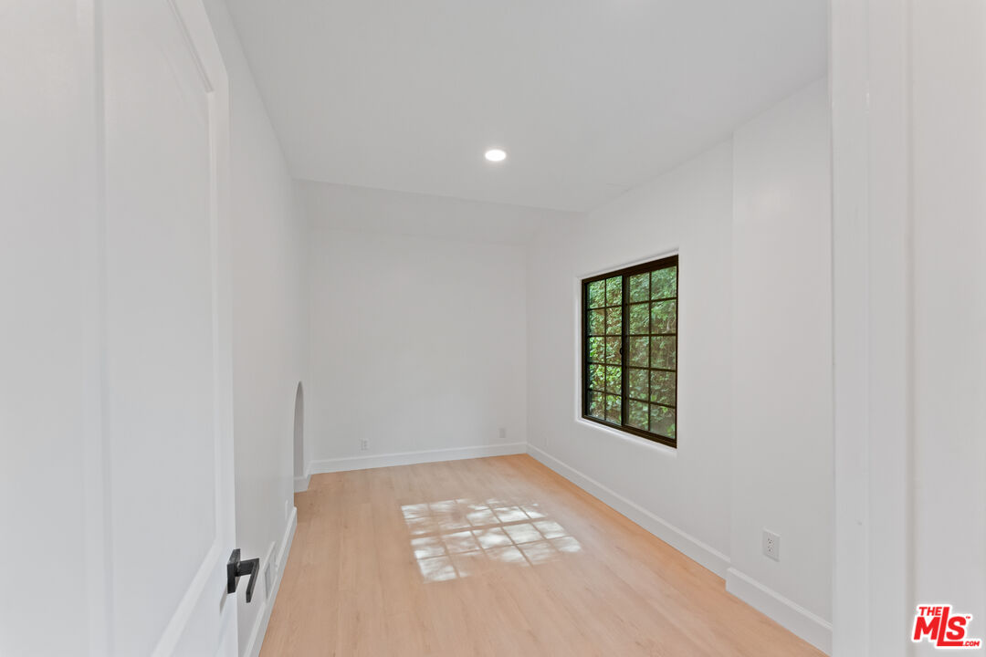 1800 E Benedict Canyon Dr