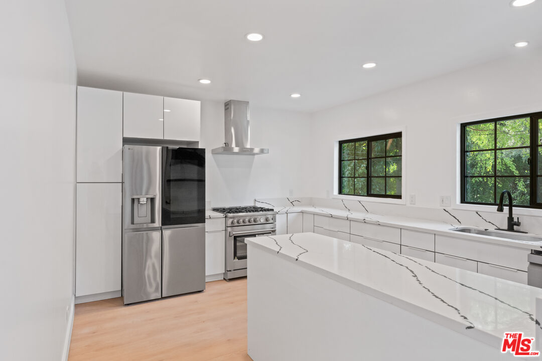 1800 E Benedict Canyon Dr