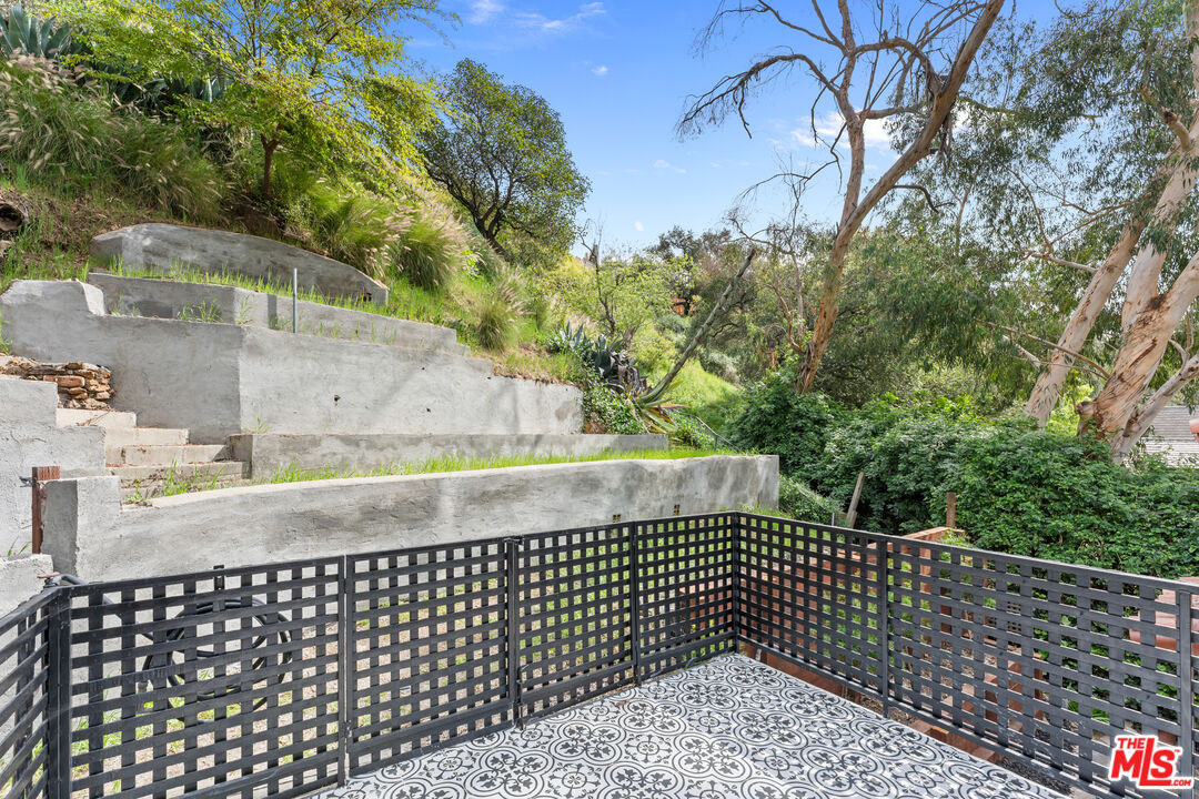 1800 E Benedict Canyon Dr