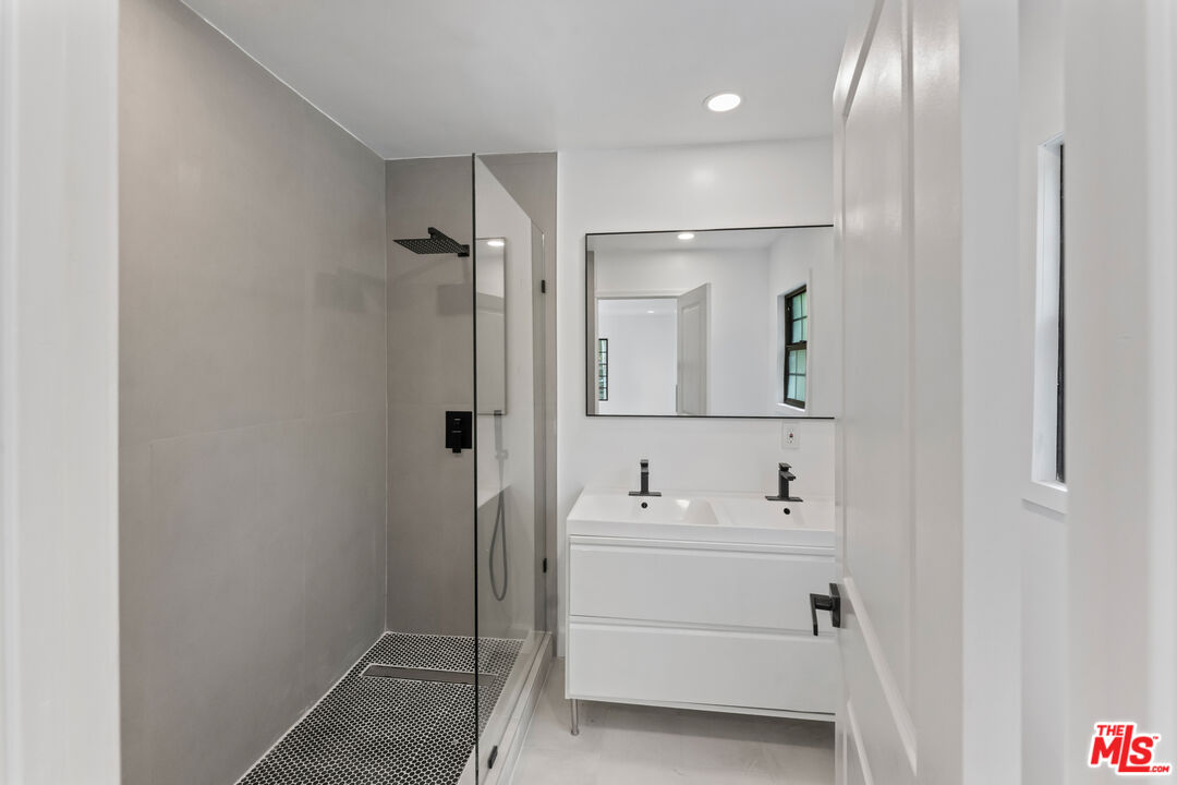 1800 E Benedict Canyon Dr