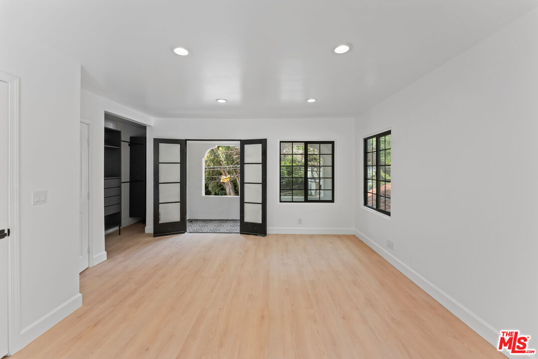 1800 E Benedict Canyon Dr