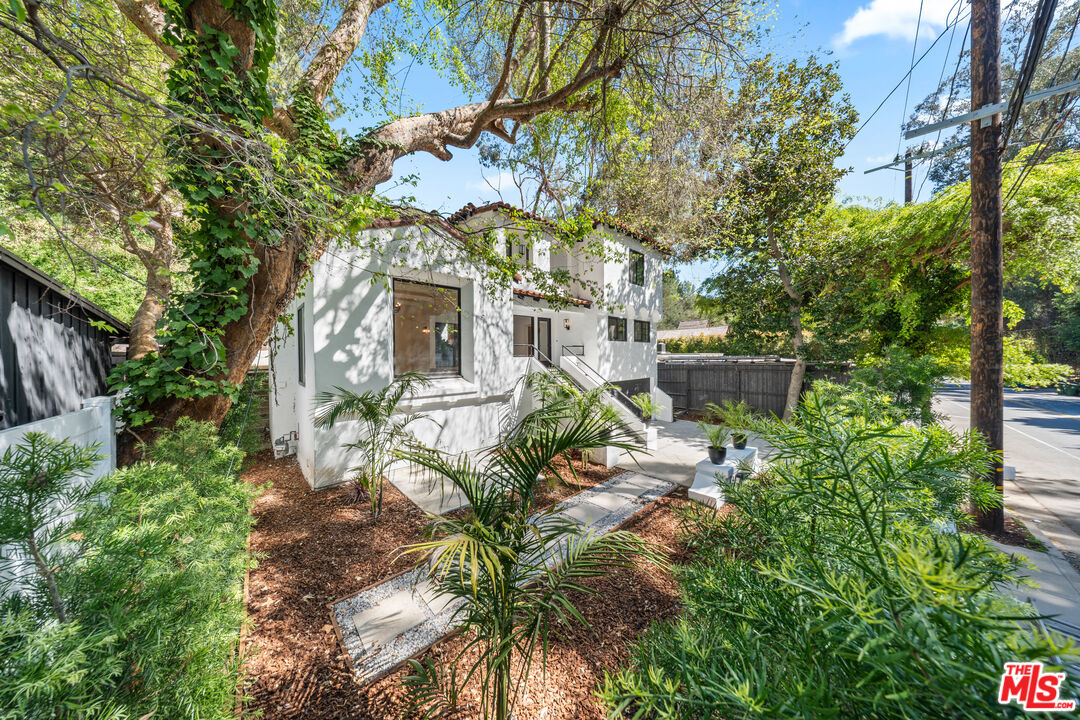 1800 E Benedict Canyon Dr