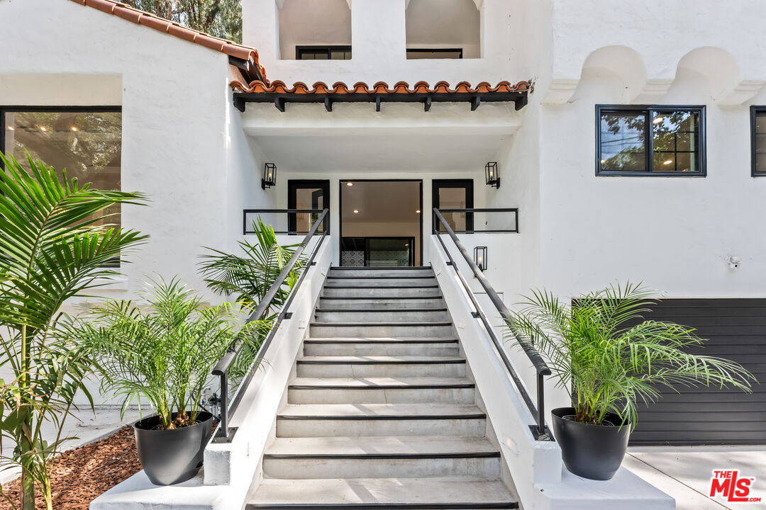 1800 E Benedict Canyon Dr