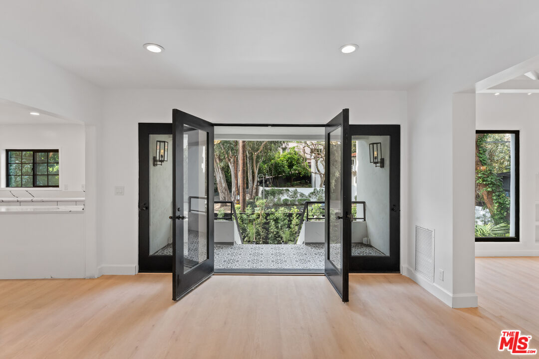 1800 E Benedict Canyon Dr