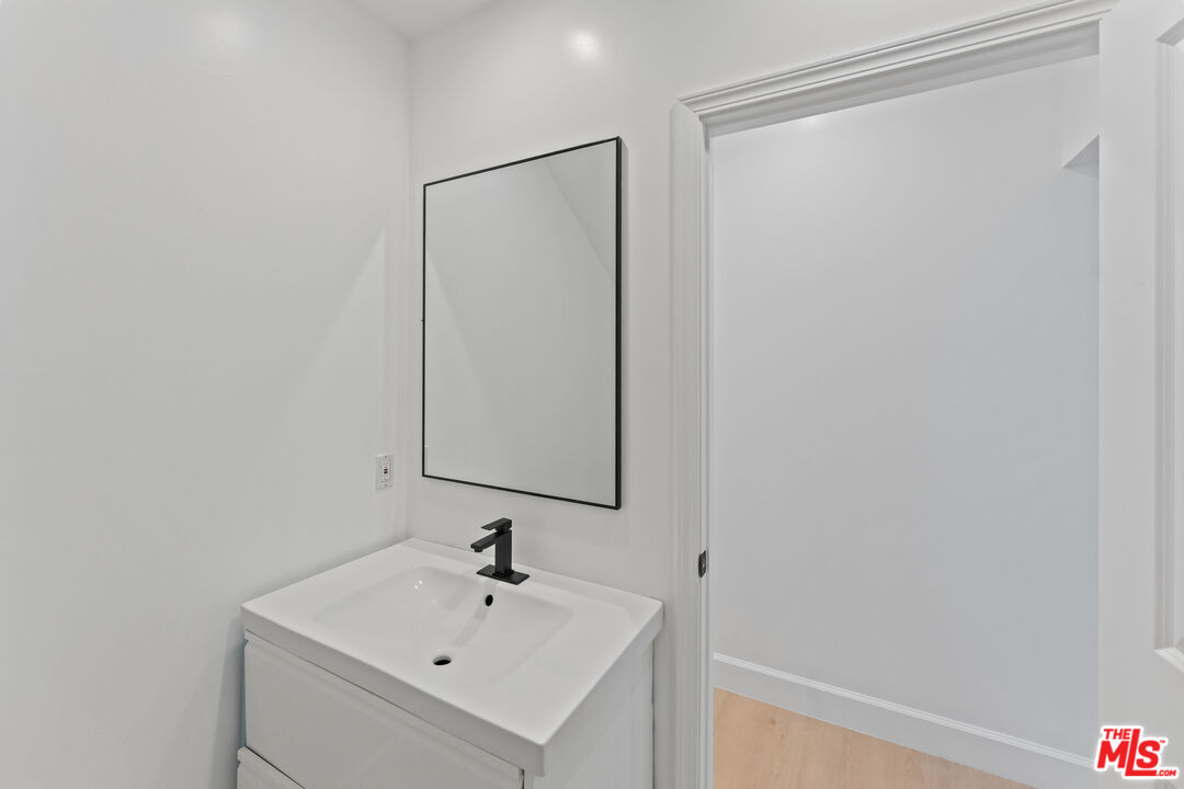 1800 E Benedict Canyon Dr