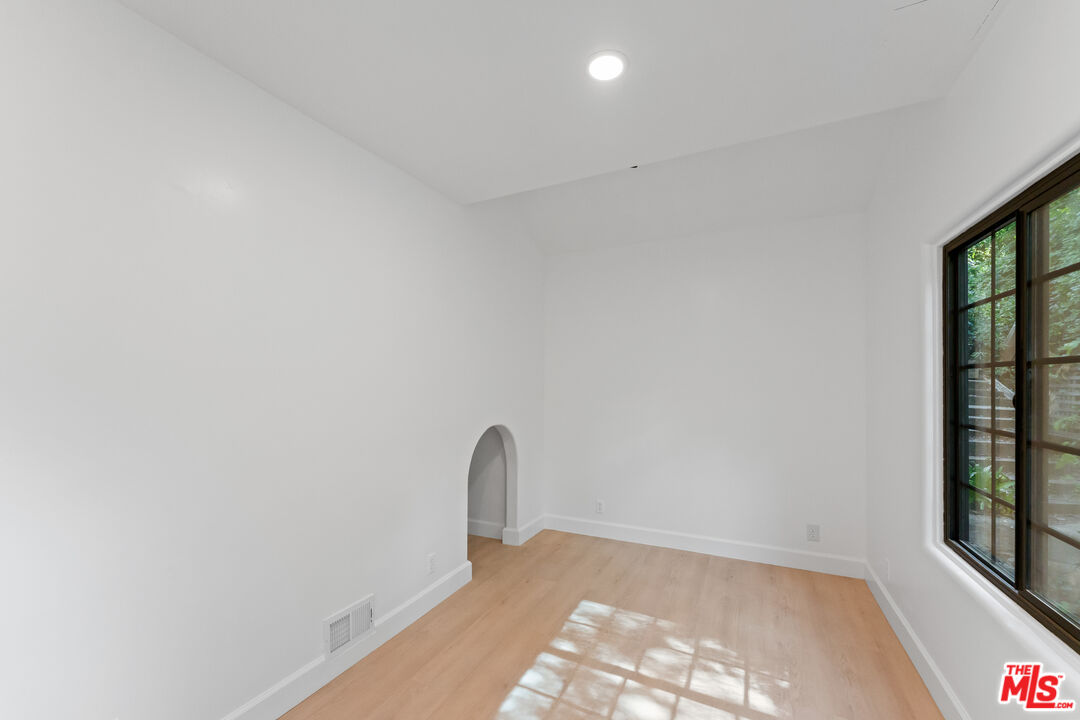 1800 E Benedict Canyon Dr