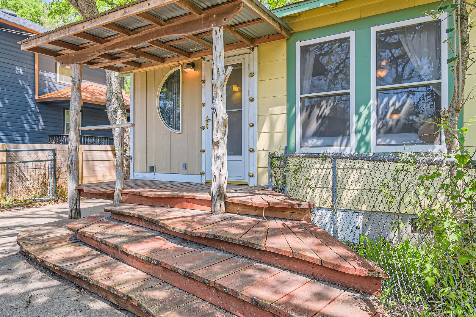 2103 De Verne ST