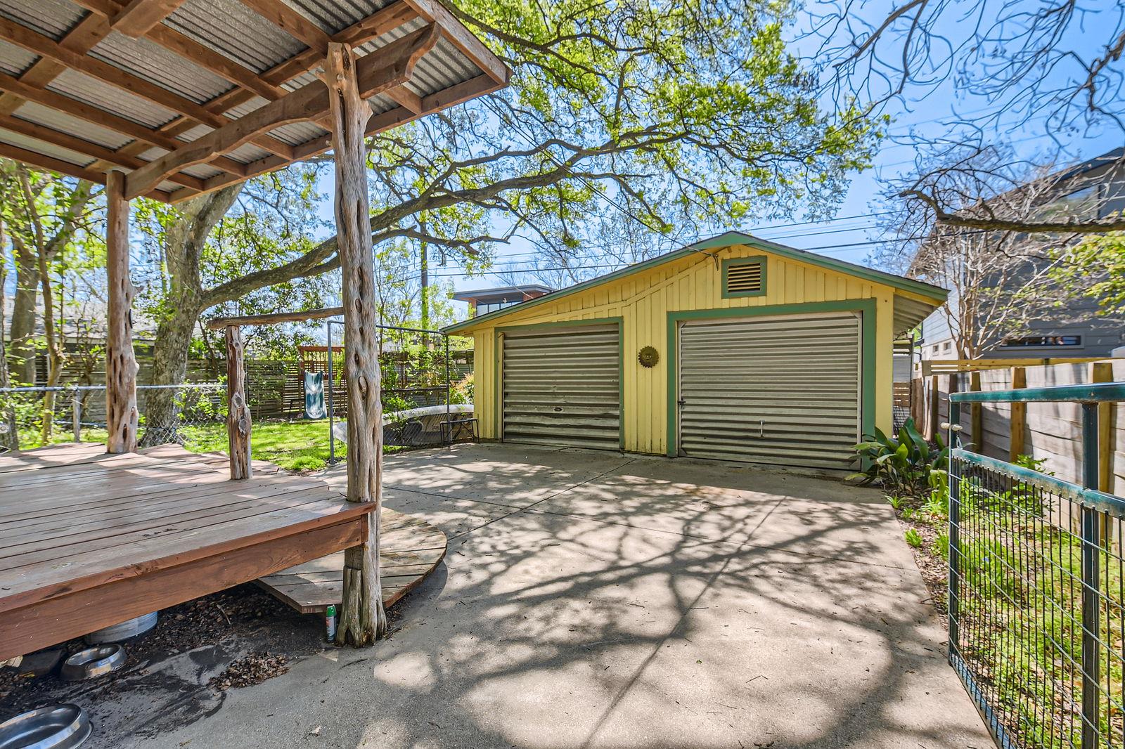 2103 De Verne ST