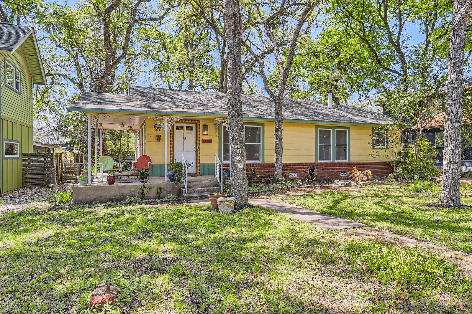 2103 De Verne ST