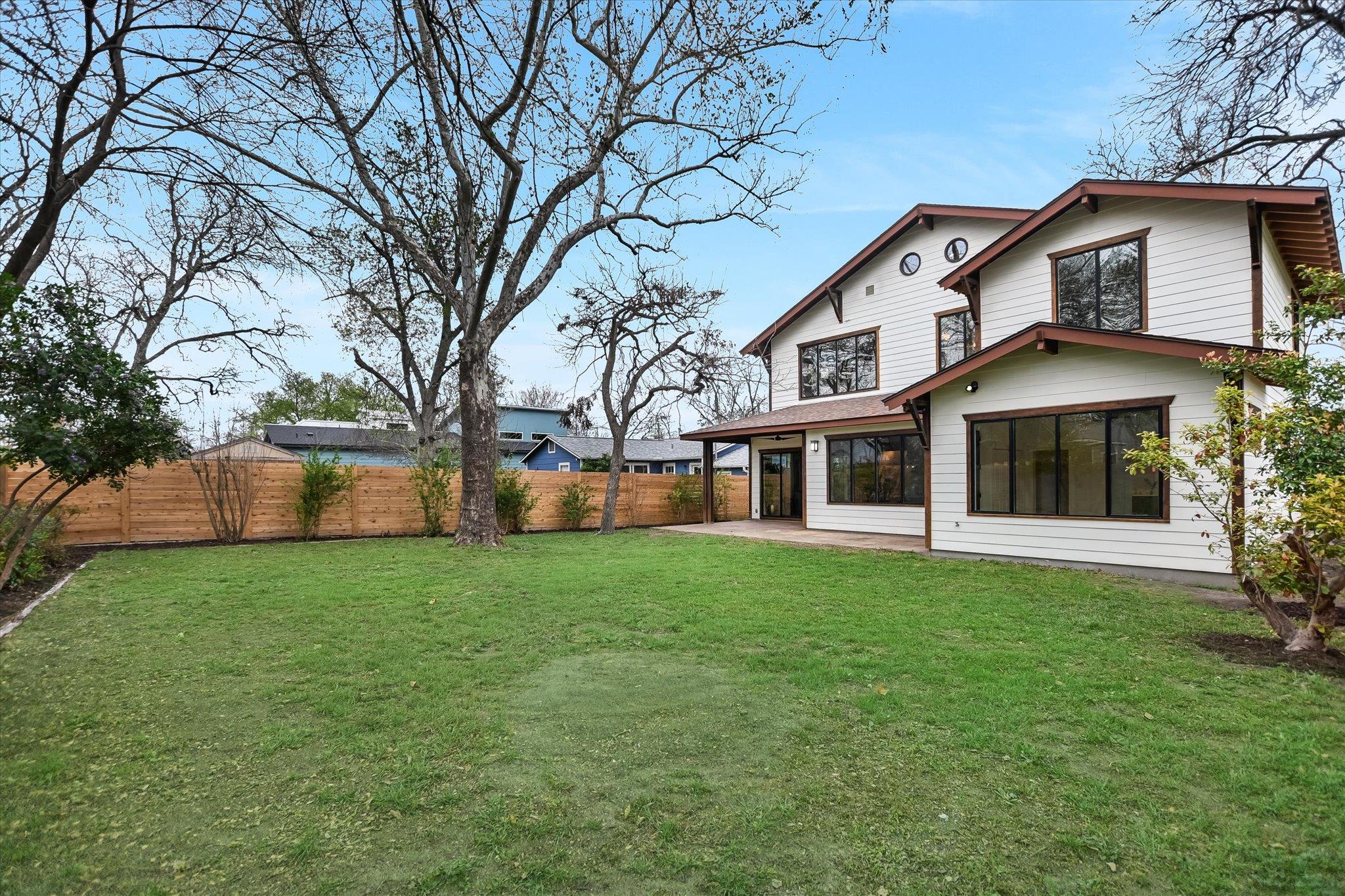 1210 Alguno RD