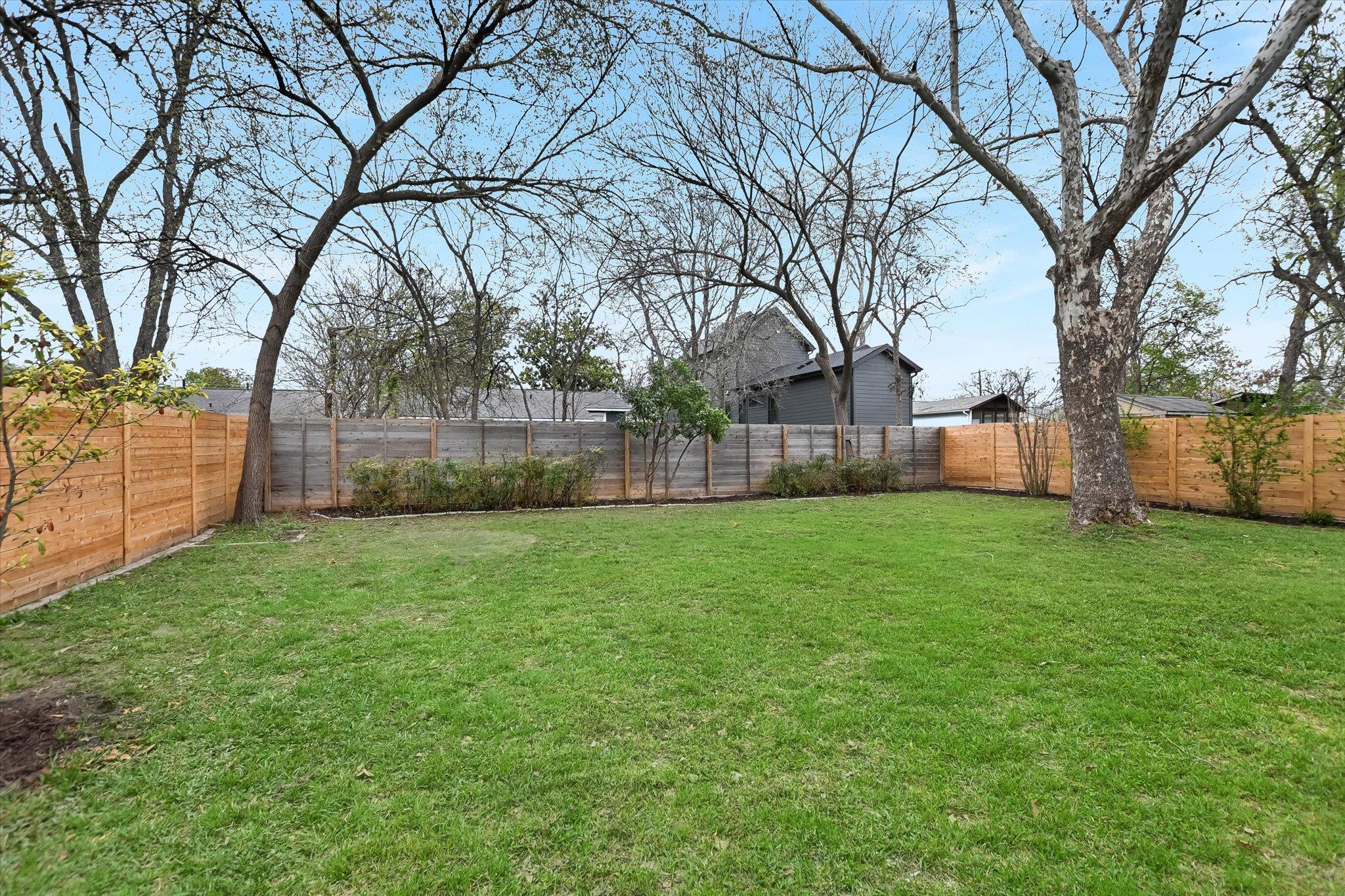 1210 Alguno RD