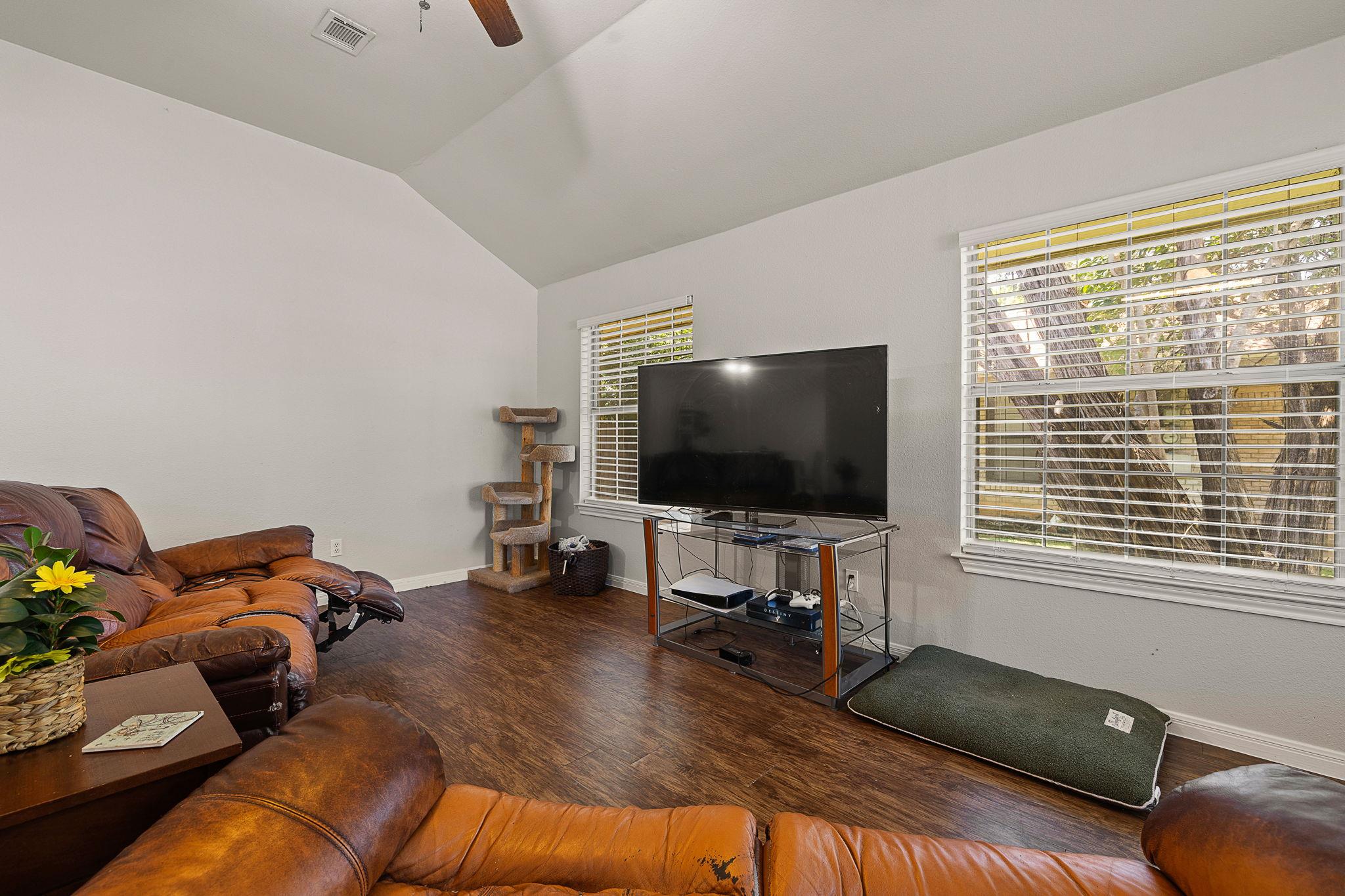 2910 Whisper Oaks LN