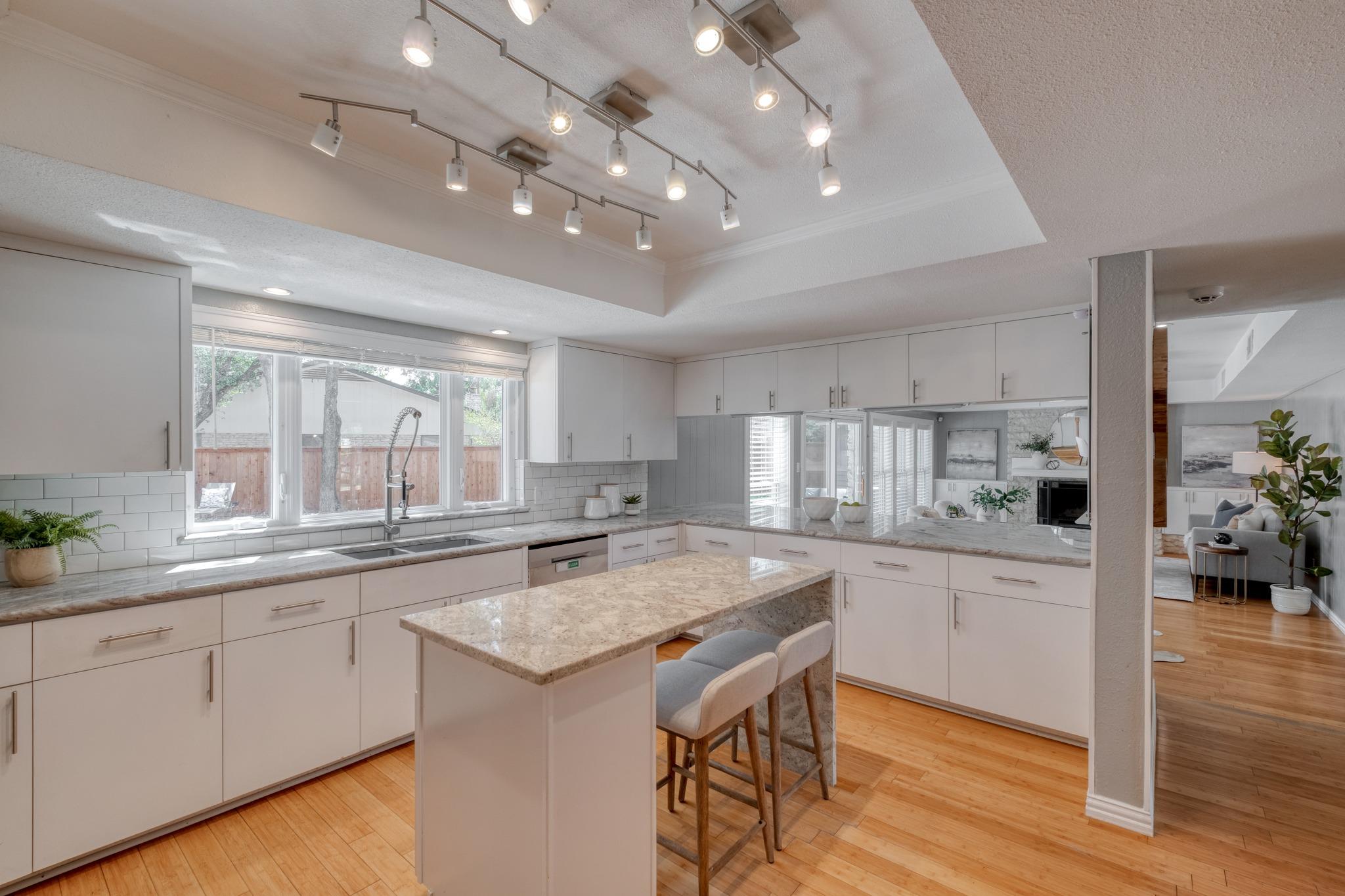 1007 Bluff DR
