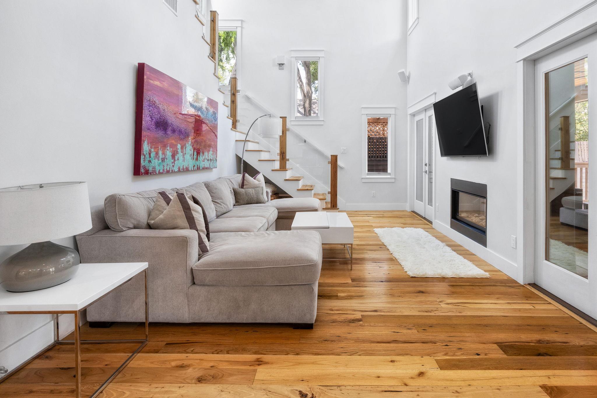 606 E 42nd ST