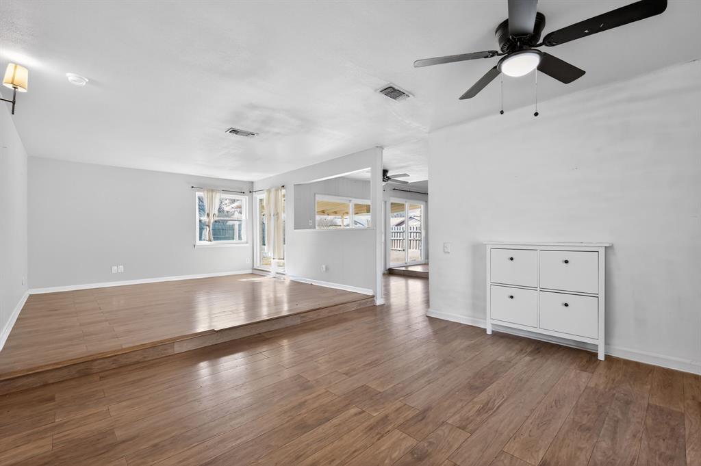 220 W Mockingbird LN