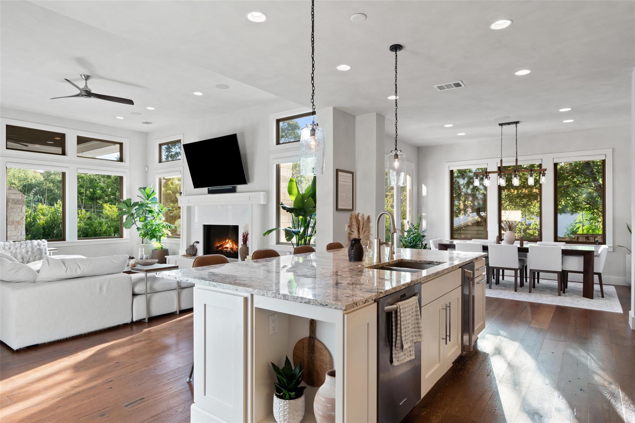 1002 Meriden LN